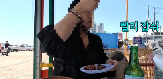 식당 종업원이 손님에게 무례한 모습을 보이고 있다. 유튜브 채널 ‘김술포차’ 영상 캡처