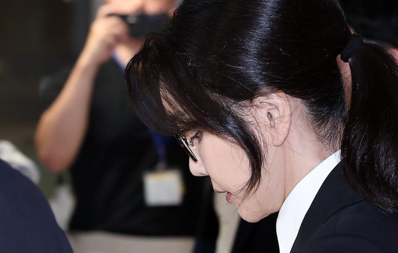 윤석열 전 대통령의 부인 김건희 여사가 6일 서울 종로구 KT광화문빌딩에 마련된 김건희 특검팀(특별검사 민중기) 사무실에서 조사를 마친 후 귀가하고 있다. 2025.8.6/뉴스1