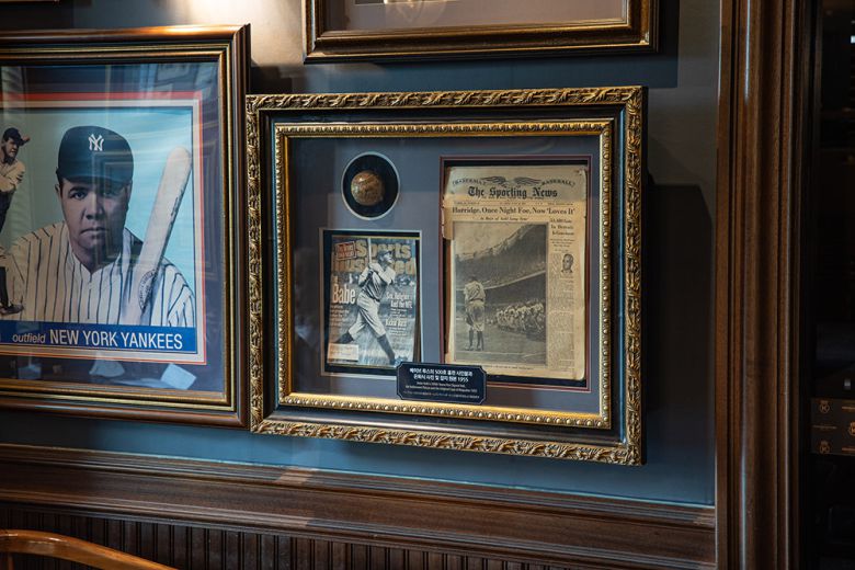 켄싱턴호텔 여의도 양스 앤 메츠에 전시된 베이브 루스의 500호 홈런 사인볼과 은퇴식 사진 및 잡지 원본(1955년)