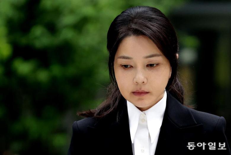 윤석열 전 대통령의 부인 김건희 여사가 6일 오전 서울 종로구 케이티 광화문빌딩에 있는  민중기 특별검사팀에 피의자 신분으로 소환되고 있다. 변영욱 기자 cut@donga.com