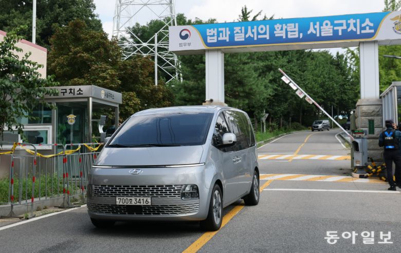 7일 김건희 특검 관계자들이 탄 차량이 윤석열 전 대통령에 대한 체포영장 집행을 중단한 뒤 서울구치소를 나오고 있다. 홍진환 기자 jean@donga.com