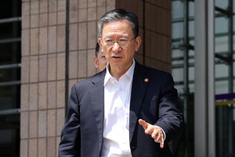 정성호 법무부 장관이 7일 경기도 과천시 정부과천청사 법무부를 나서고 있다.  2025.08.07 뉴시스