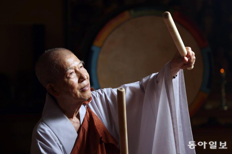 홍원사 법당에서 범패와 함께 추는 법고무 시범을 보여주고 있는 동주 스님. 그는 “전통이 사라지지 않게 보존하는 것이야말로 어른 세대의 책임”이라고 말했다. 전영한 기자 scoopjyh@donga.com