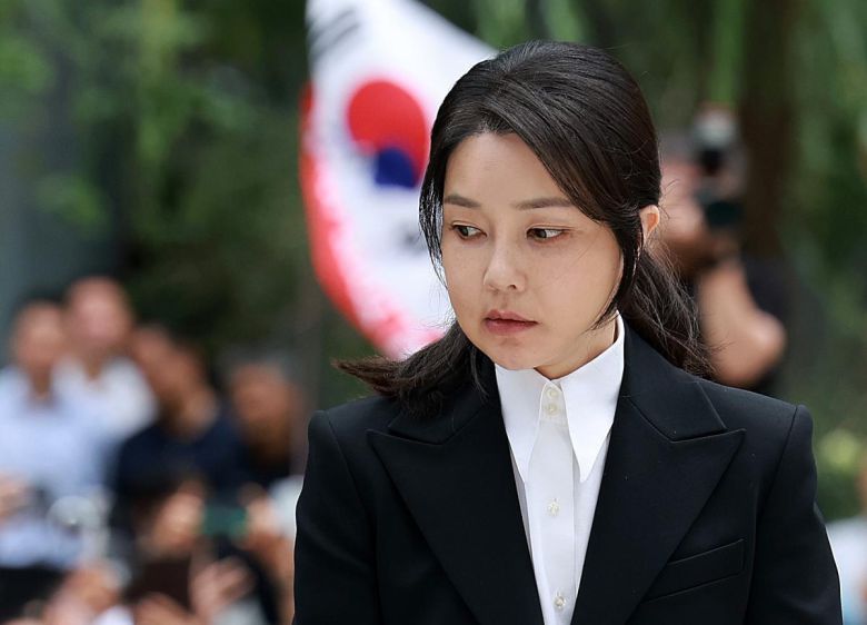 도이치모터스 주가조작 연루 의혹 등을 받는 김건희 여사가 6일 오전 서울 종로구 김건희 특검팀(특별검사 민중기)사무실에 피의자 신분으로 소환되고 있다. 2025.08.06 뉴시스