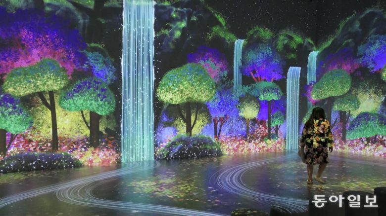 충무공이순신기념관 실감영상실에서 흐르는 현충사의 사계 영상.