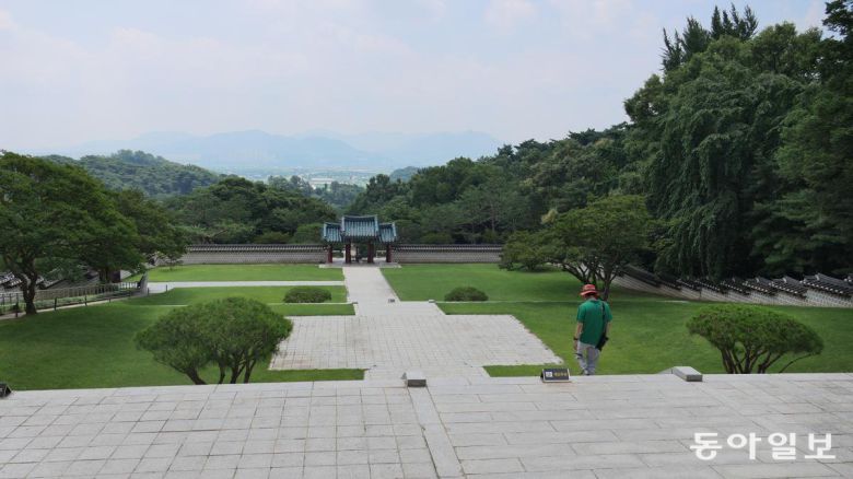 현충사 사당 내부에 걸린 영정 속 충무공 이순신의 시선을 따라가면 아산 시내가 바라다보인다. 그러나 그는 그 너머 평화로운 온 땅을 사랑했을 것이다.