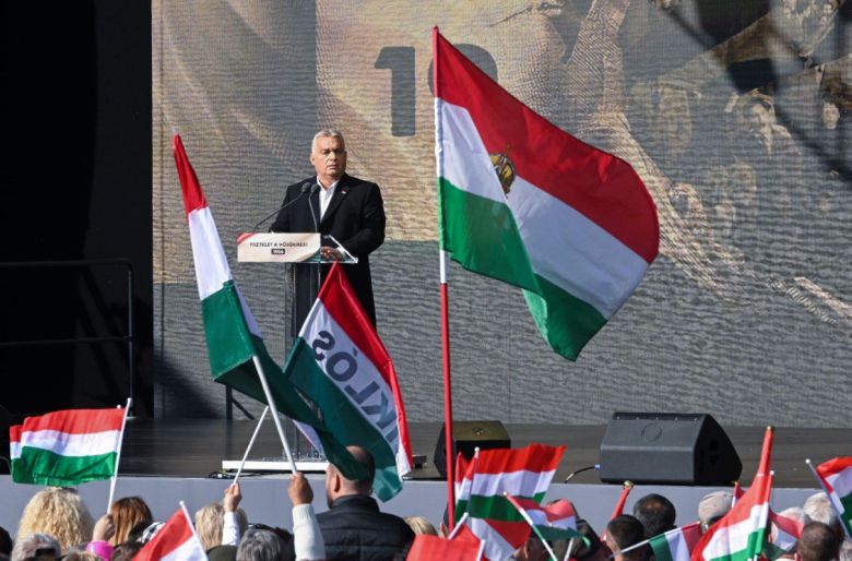 오르반은 헝가리 특유의 강한 민족주의를 이용해 정치세력을 공고히했다. 그는 ‘브뤼셀’이라 칭하는 EU 집행부와는 각을 세우고 대신 친트럼프, 친러시아 행보를 이어간다. AP 뉴시스