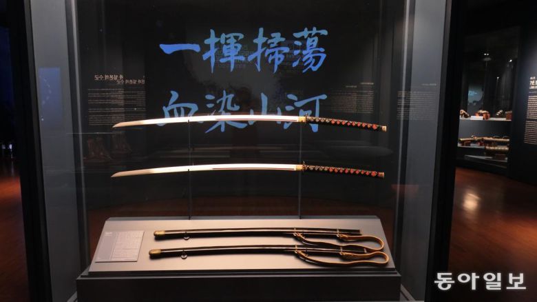 현충사 충무공이순신기념관에 전시된 그의 칼 두 자루. 뒤 영상으로 칼에 새겨진 문구가 흐른다.