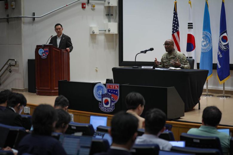 제이비어 브런슨 주한미군 사령관(대장)이 8일 캠프험프리스(경기 평택미군기지)에서 국내 매체들을 대상으로 취임 후 첫 기자간담회를 하고 있다. 주한미군사령부 제공
