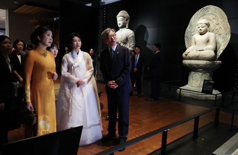 김혜경 여사와 또 럼 베트남 당 서기장의 배우자 응오 프엉 리 여사가 11일 서울 용산 국립중앙박물관을 방문해 전시품을 관람하고 있다. 송은석 기자 silverstone@donga.com
