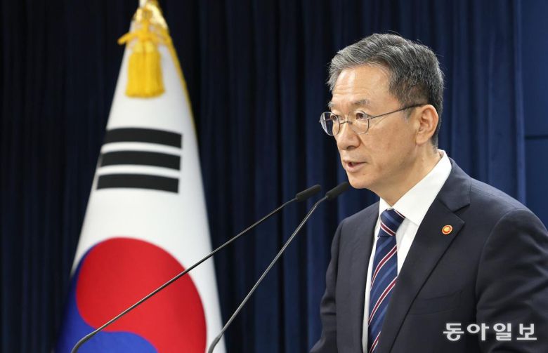 정성호 법무부 장관이 11일 오후 서울 종로구 정부서울청사에서 8·15 광복절 특별 사면 명단을 발표하고 있다. 홍진환 기자 jean@donga.com