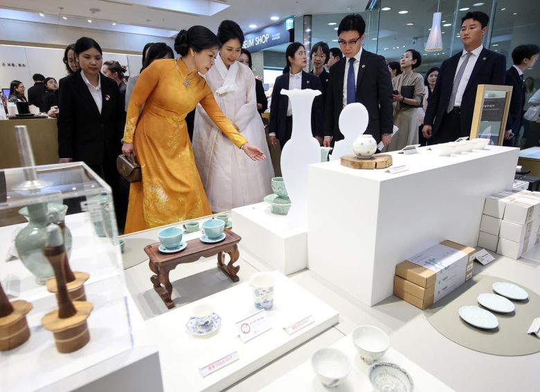 김혜경 여사와 또 럼 베트남 당 서기장의 배우자 응오 프엉 리 여사가 11일 서울 용산 국립중앙박물관을 방문해 기념품샵을 살펴보고 있다. 송은석 기자 silverstone@donga.com