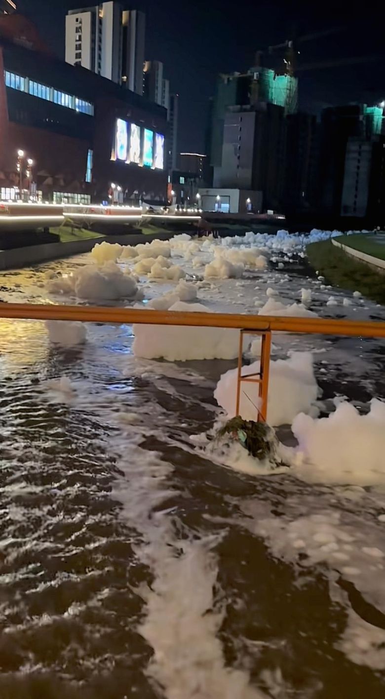 중국 동북부 랴오닝성 선양시의 한 하천이 세정제 거품으로 뒤덮여 지역 사회가 발칵 뒤집혔다. (시나뉴스)