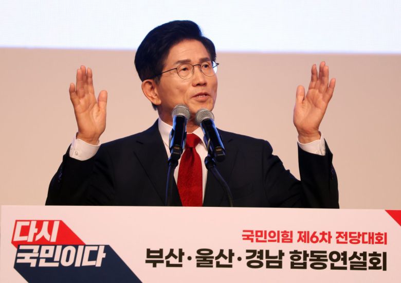 김문수 국민의힘 당대표 후보가 12일 오후 부산 해운대구 벡스코 오디토리움에서 열린 국민의힘 제6차 전당대회 부산·울산·경남 합동연설회에서 정견발표를 하고 있다. (공동취재) 2025.8.12/뉴스1
