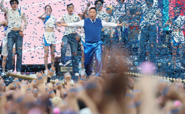 가수 싸이가 28일 오후 인천 서구 인천아시아드 주경기장에서 가진 ‘싸이 흠뻑쇼 SUMMER SWAG 2025 - 인천’에 출연해 화려한 무대를 선보이고 있다. 2025.6.28/뉴스1 ⓒ