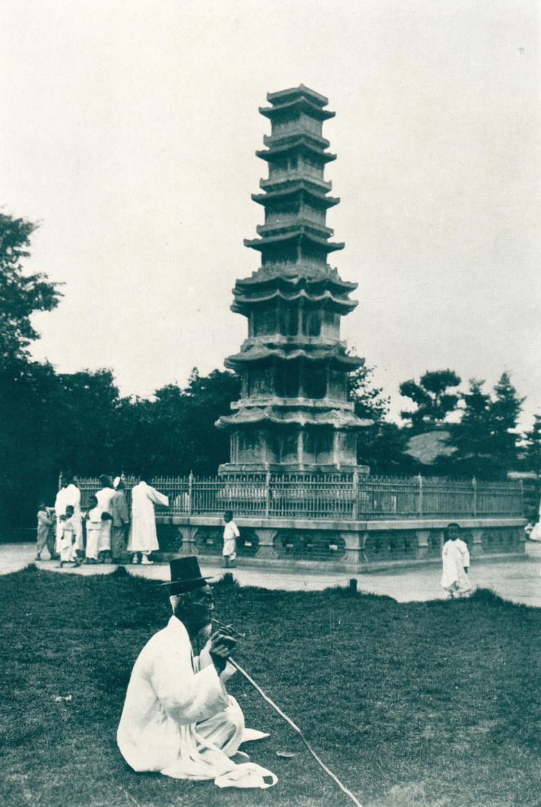 갓을 쓴 노인이 공원 내 풀밭에서 담배를 피우고 있다. 탑골공원이 일제강점기에도 도심 속 조선인들의 공원으로 자리 잡았음을 엿볼 수 있다. 사진 출처 서울역사박물관