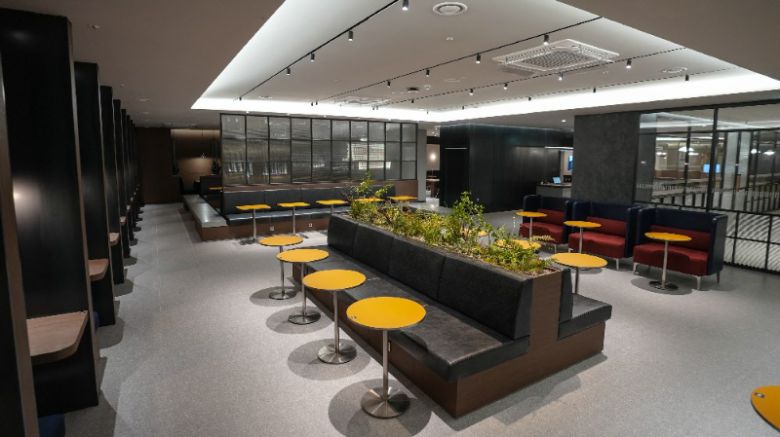 ‘미네르바 라운지’는 카페처럼 개방된 공간에서 본인이 원하는 자리에서 공부할 수 있다. 음료를 주문할 수 있는 무인 로봇 카페도 있다. 시대인재 제공.