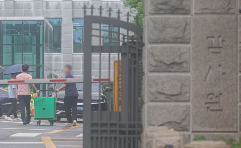 김건희 여사의 각종 의혹을 수사 중인 민중기 특별검사팀이 ‘대통령실 관저 이전 특혜 의혹’과 관련해 감사원을 압수수색 하고 있다. 특검은 감사원이 대통령실 관저 인테리어 공사를 담당했던 업체 ‘21그램’에 대한 감사가 제대로 이뤄졌는지에 대해 살펴볼 예정이다.   사진은 13일 서울 종로구 감사원 모습. 2025.08.13. 뉴시스