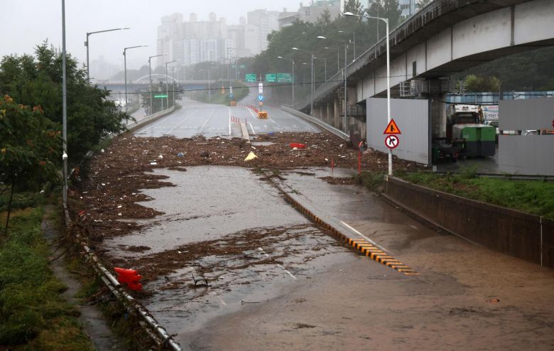 서울에 호우경보가 내려지고 중랑천에 홍수주의보가 발령된 13일 서울 노원구 중랑천 월릉교 인근 동부간선도로가 침수돼있다. 2025.08.13. 뉴시스