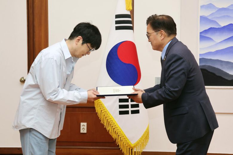 우원식 국회의장이 12일 서울 여의도 국회에서 탁현민 전 청와대 의전비서관을 국회의장 행사기획자문관으로 위촉하고 있다. (국회의장실 제공. 재판매 및 DB 금지) 2025.6.12/뉴스1