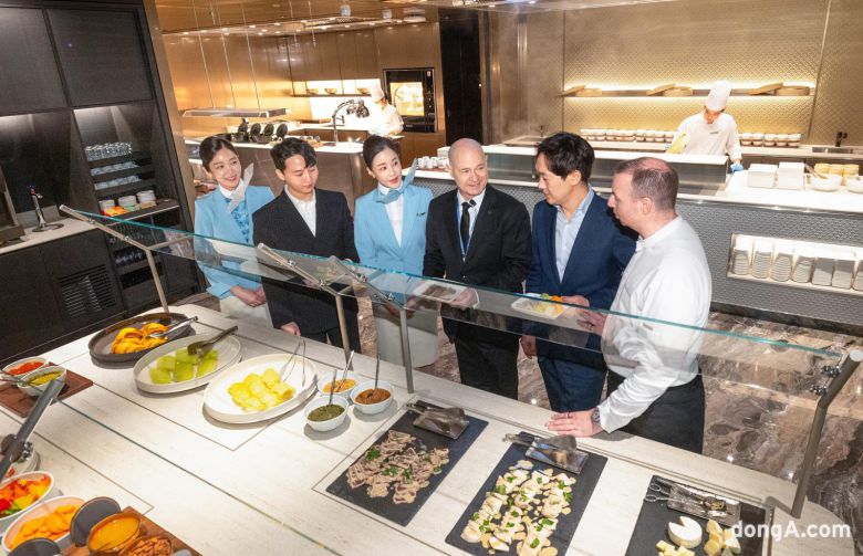 데이빗 페이시(David Pacey) 대한항공 기내식기판 및 라운지 부문 부사장(왼쪽에서 4번째)이 공항 라운지 리뉴얼 사전 공개행사에서 새 단장한 라운지에 대해 설명을 듣고 있다.