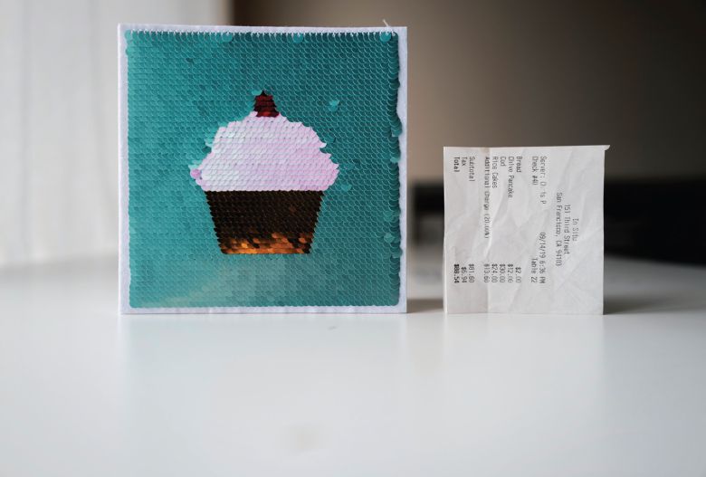 정신 작가는 남편을 만났을 때 바지 벨트 위로 살짝 나온 뱃살을 컵케이크라고 생각한다. 정 작가의 생일에 그가 컵케이크가 반짝이는 카드를 건네자 깜짝 놀란다.  카드와 생일 저녁 식사 영수증.  ⓒ사이이다