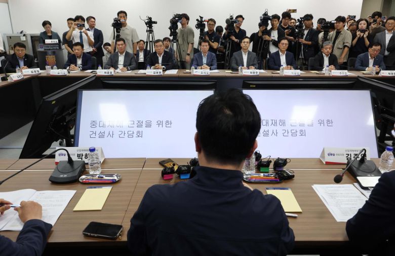 14일 서울 중구 직업능력심사평가원에서 열린 중대재해 근절을 위한 건설사 간담회에 참석한 건설사 CEO들이 김영훈 고용노동부 장관의 모두발언을 듣고 있다. 사진공동취재