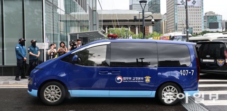 김건희 여사를 태운 법무부 호송차가 14일 특검팀의 조사를 받기 위해 서울 종로구 KT 광화문빌딩웨스트로 들어가고 있다. 12일 구속돼 구치소에 수감된 후 첫 조사다. 이날 김 여사는 수갑을 차고 사복을 입은 것으로 알려졌다. 미결 수용자는 조사 시 원하면 사복을 입을 수 있다. 양회성 기자 yohan@donga.com