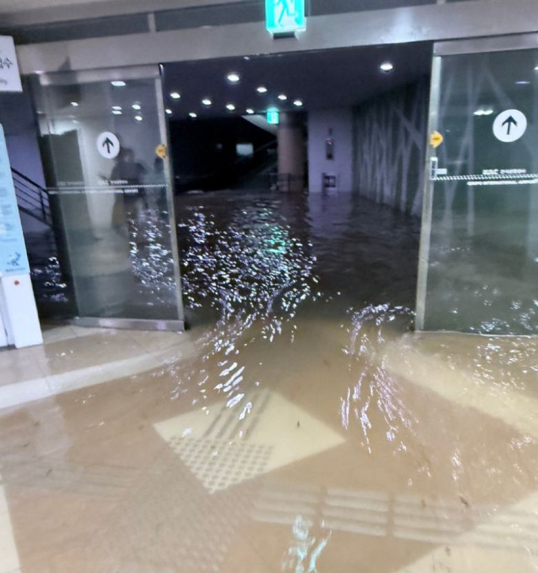 물바다된 김포공항 청사 비슷한 시간 김포국제공항 국제선 청사 지하 통로에는 어른 종아리 높이까지 빗물이 들어찼다. 사진 출처 X