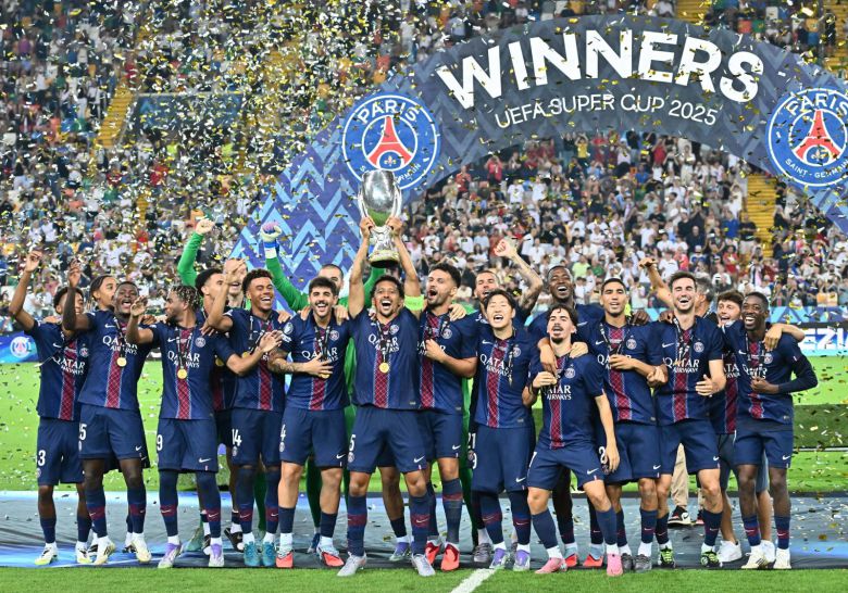파리 생제르맹 선수들이 14일 토트넘과의 2025 유럽축구연맹(UEFA) 슈퍼컵에서 우승한 뒤 챔피언 세리머니를 하고 있다. 우디네=신화 뉴시스