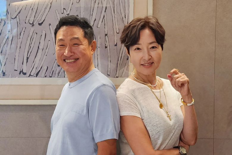 가수로 살면서 이렇게 등 마주 대고 친남매처럼 지낼 줄 알았을까. 잘했다, 만나길. 우리 둘. 수라야! 범룡 오빠!. 유재영 기자 elegant@donga.com