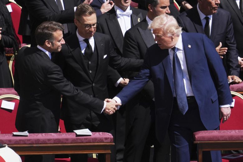 올해 4월 프란치스코 교황의 장례식에서 나란히 앉은 이마뉘엘 마크롱 프랑스 대통령과 스투브 대통령, 트럼프 대통령(왼쪽부터). 스투브 대통령은 키 189cm, 트럼프 대통령은 190cm의 장신이다. 바티칸=AP 뉴시스