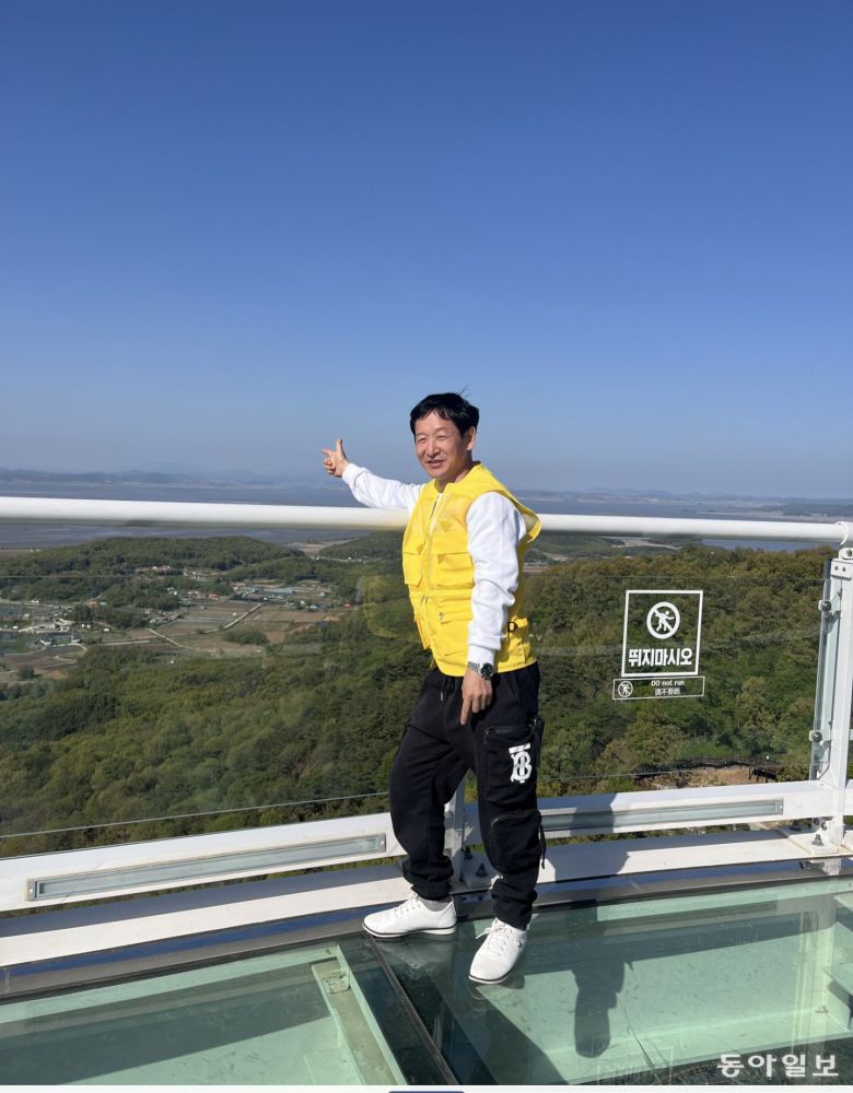 지난해 인천 강화군 교동도 통일전망대를 찾은 허요셉 씨가 멀리 보이는 북한 땅을 가리키고 있다.