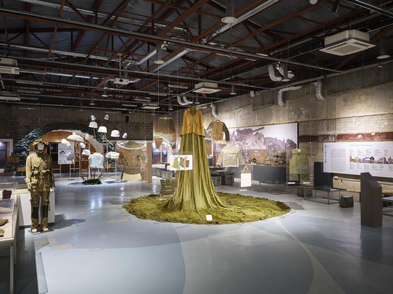 갤러리 그리브스에 전시된 래코드의 ‘전장에서 일상으로 군용 소재’. 작가 및 경기도 제공.