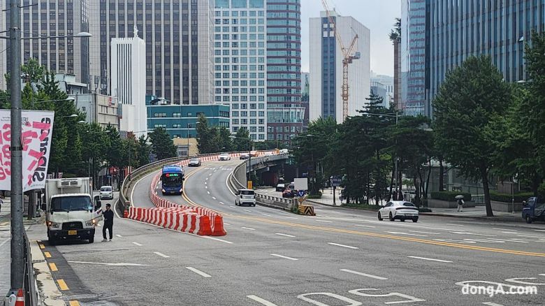 출근시간이 끝나갈 무렵 서소문로 고가도로 1차선을 막아놓은 서울시. 최재호 기자 cjh1225@donga.com