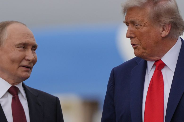 도널드 트럼프(오른쪽) 미국 대통령과 블라디미르 푸틴 러시아 대통령이 15일(현지 시간) 미 알래스카주 앵커리지의 앨먼도프-리처드슨 합동군사기지에서 만나 대화하고 있다. 2025.08.16.