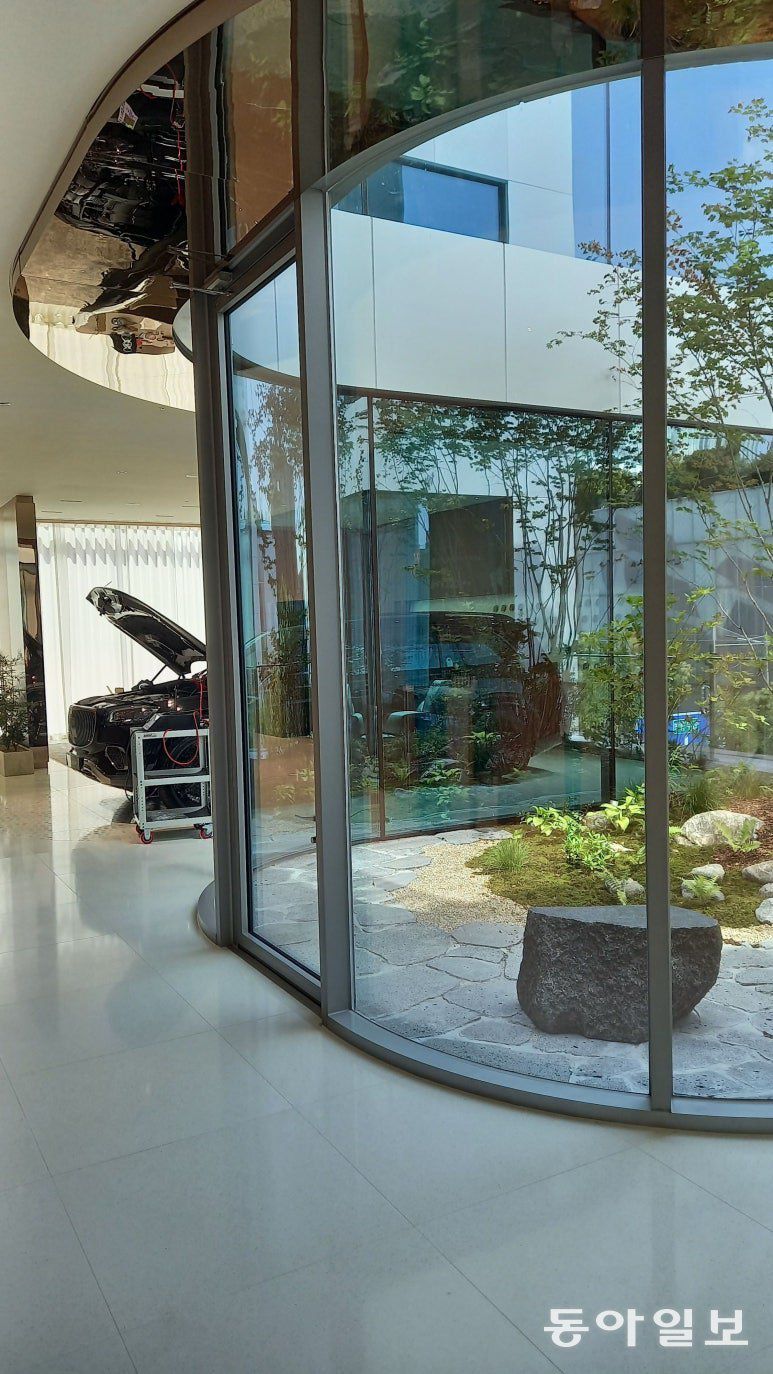 메르세데스-마이바흐 브랜드센터 3층의 중정과 마이바흐 GLS 600. 허진석 기자 jameshur@donga.com