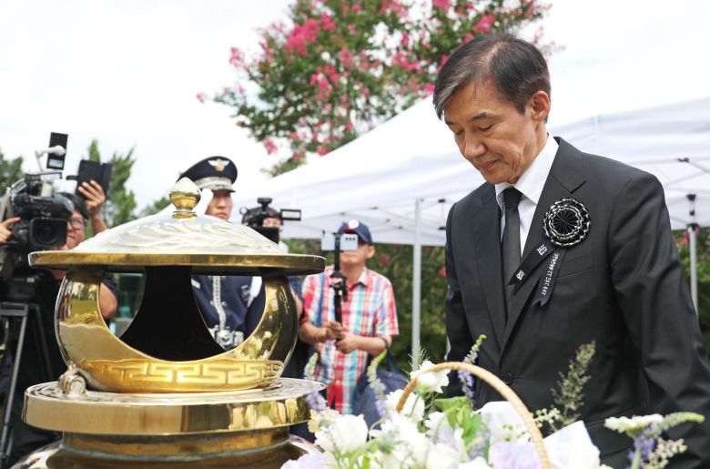 조국혁신당 조국 전 대표가 18일 서울 동작구 국립서울현충원 내 김대중 전 대통령 묘역을 찾아 참배를 하고 있다. 2025.8.18/뉴스1