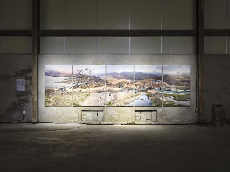 통일촌 수매창고에 전시된 원성원의 ‘황금털을 가진 멧돼지’. 작가 및 경기도 제공.