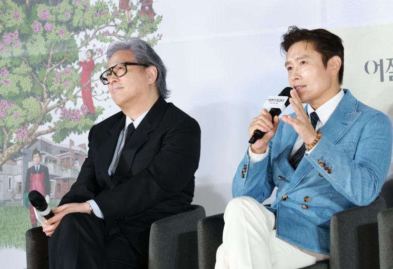 배우 이병헌(오른쪽)이 19일 오전 서울 용산구 CGV용산아이파크몰에서 열린 영화 ‘여쩔수가없다’ 제작보고회에 참석해 박찬욱 감독과의 호흡에 대해 이야기 하고 있다.  ‘어쩔수가없다‘는 ’다 이루었다‘고 느낄 만큼 삶이 만족스러웠던 회사원 만수(이병헌 분)가 덜컥 해고된 후, 아내와 두 자식을 지키기 위해 어렵게 장만한 집을 지켜내기 위해 재취업을 향한 자신만의 전쟁을 준비하며 벌어지는 이야기를 그렸다. 2025.8.19/뉴스1