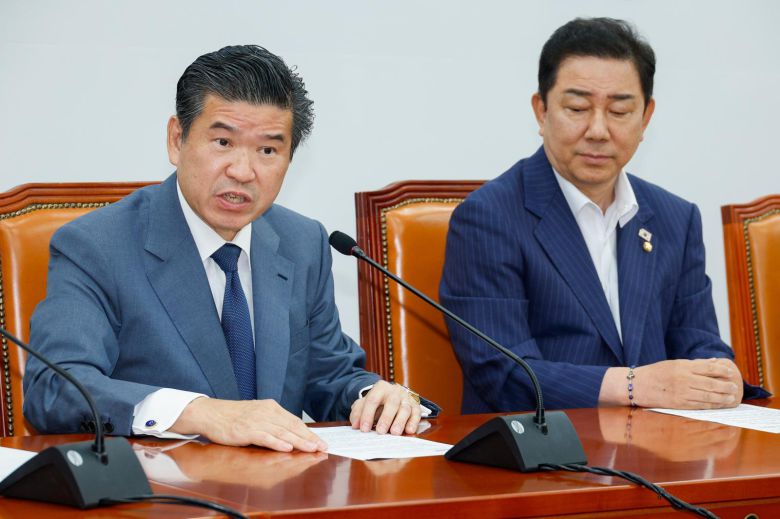 제임스 김 주한미국상공회의소(암참, AMCHAM) 회장이 19일 오전 서울 여의도 국회에서 김병기 더불어민주당 원내대표를 예방, 인사말을 하고 있다. 뉴스1