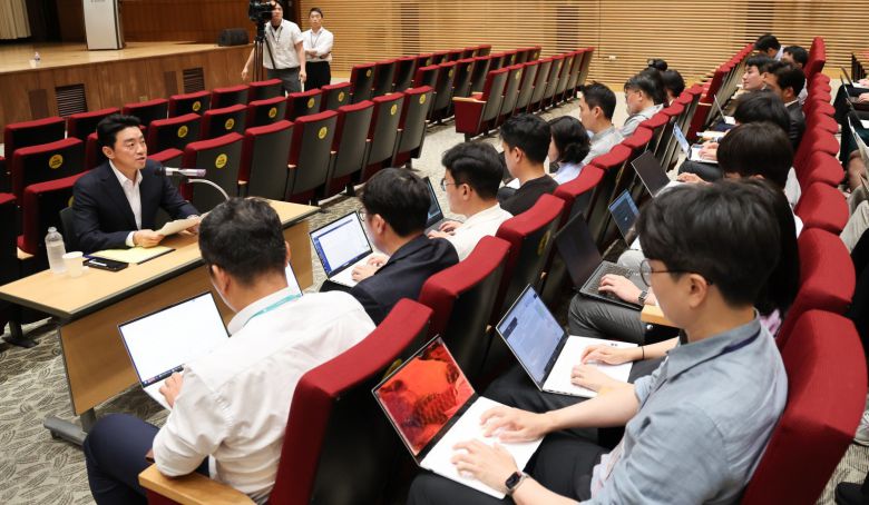 강훈식 대통령 비서실장이 19일 서울 용산 대통령실 청사에서 열린 기자간담회에서 발언하고 있다. 뉴스1