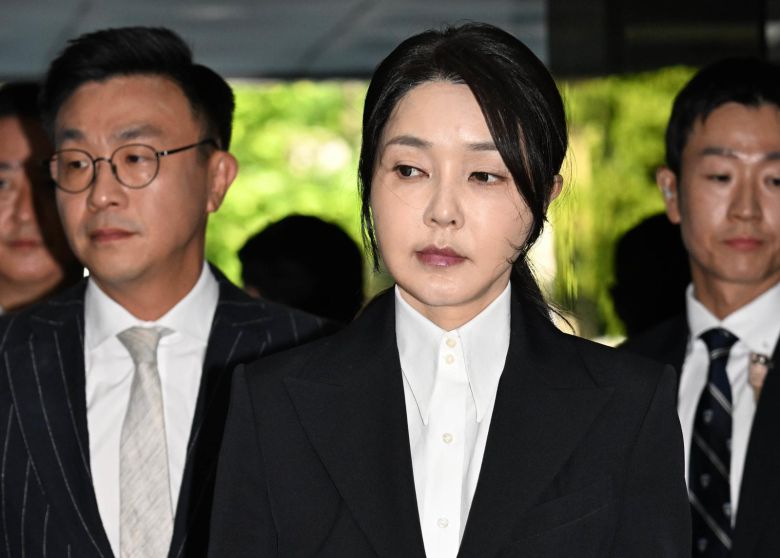 윤석열 전 대통령 부인 김건희 여사가 12일 오전 서울 서초구 서울중앙지법에서 열린 자본시장과 금융투자업에 관한 법률 위반 및 정치자금법 위반 혐의 등의 구속 전 피의자 심문(영장실질심사)에 출석하고 있다. 2025.8.12/사진공동취재단