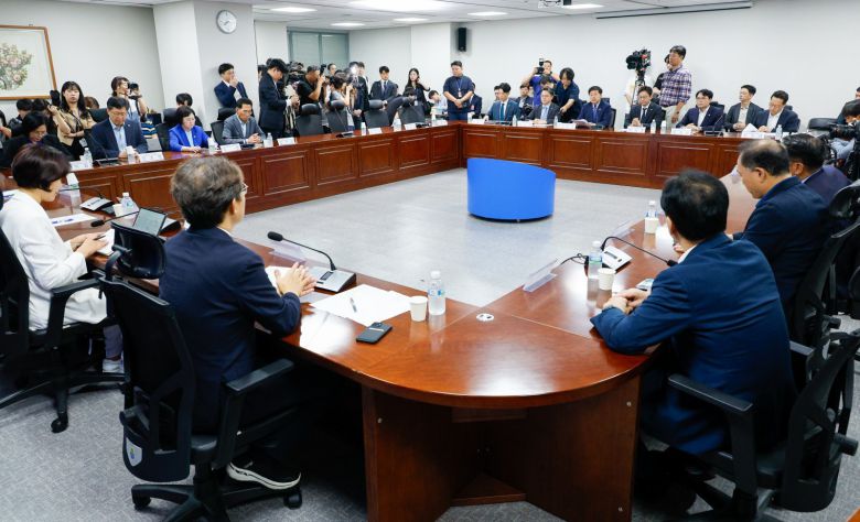 구윤철 경제부총리 겸 기획재정부 장관이 20일 오전 서울 여의도 국회의원회관에서 열린 새정부 경제성장전략 당정협의에서 모두 발언을 하고 있다. 뉴스1