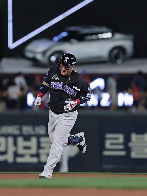올해 처음으로 ‘기아 홈런존’에 타구를 보내 자동차를 상품으로 받게 된 KIA 최형우. KIA 타이거즈 제공