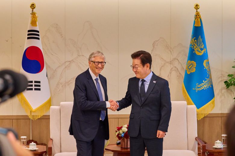 이재명 대통령이 21일 서울 용산 대통령실에서 빌 게이츠 게이츠재단 이사장을 접견하고 있다.2025.8.21/대통령실 제공