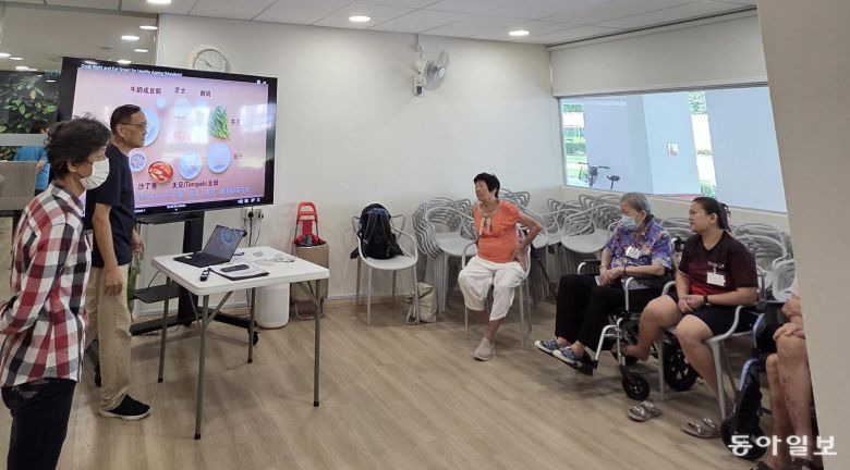 베독 AAC에서 치매 환자를 대상으로 ‘올바른 식생활 가이드’ 수업을 진행하고 있다. 싱가포르=조유라 기자 jyr0101@donga.com