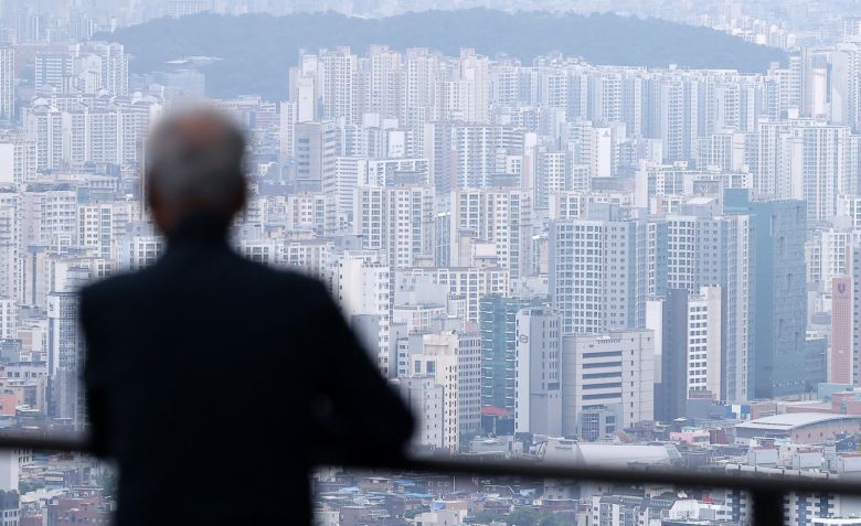 서울 남산에서 바라본 아파트 단지 모습. 2025.8.14. 뉴스1