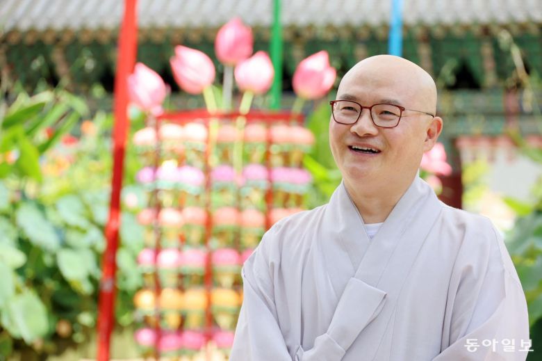 보일 스님은 인공지능(AI)으로 인해 종교도 큰 변화를 겪을 가능성이 있다고 말했다. 그는 “인간의 생로병사가 종교의 출발점인데, 고도로 발달한 AI 시대에는 ‘생사’는 아니어도 ‘늙고 병듦’은 지금과는 완전히 달라질 것”이라며 “생로병사 중 ‘늙고 병듦’이 없는 시대의 종교가 지금과 같을 수는 없지 않겠느냐”라고 말했다. 전영한 기자 scoopjyh@donga.com