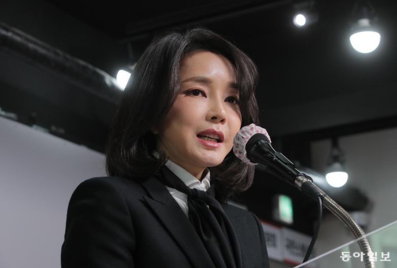 2021년 12월 당시 윤석열 국민의힘 대선 후보의 배우자 김건희 여사가 허위 경력 등에 대해 입장을 밝히고 있다. 송은석 기자 silverstone@donga.com